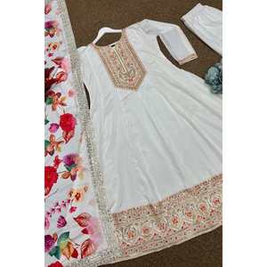 DUPATTA WHITEを使用した魅力的なCHINONSLIK刺繍シーケンスとコーディングワークガウンボトム - Product Image 5