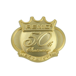 50周年記念金属ピンバッジサプライヤー3Dデザインゴールドまたはアンティークカラーラペルピンバッジカスタマイズアニバーサリーギフト