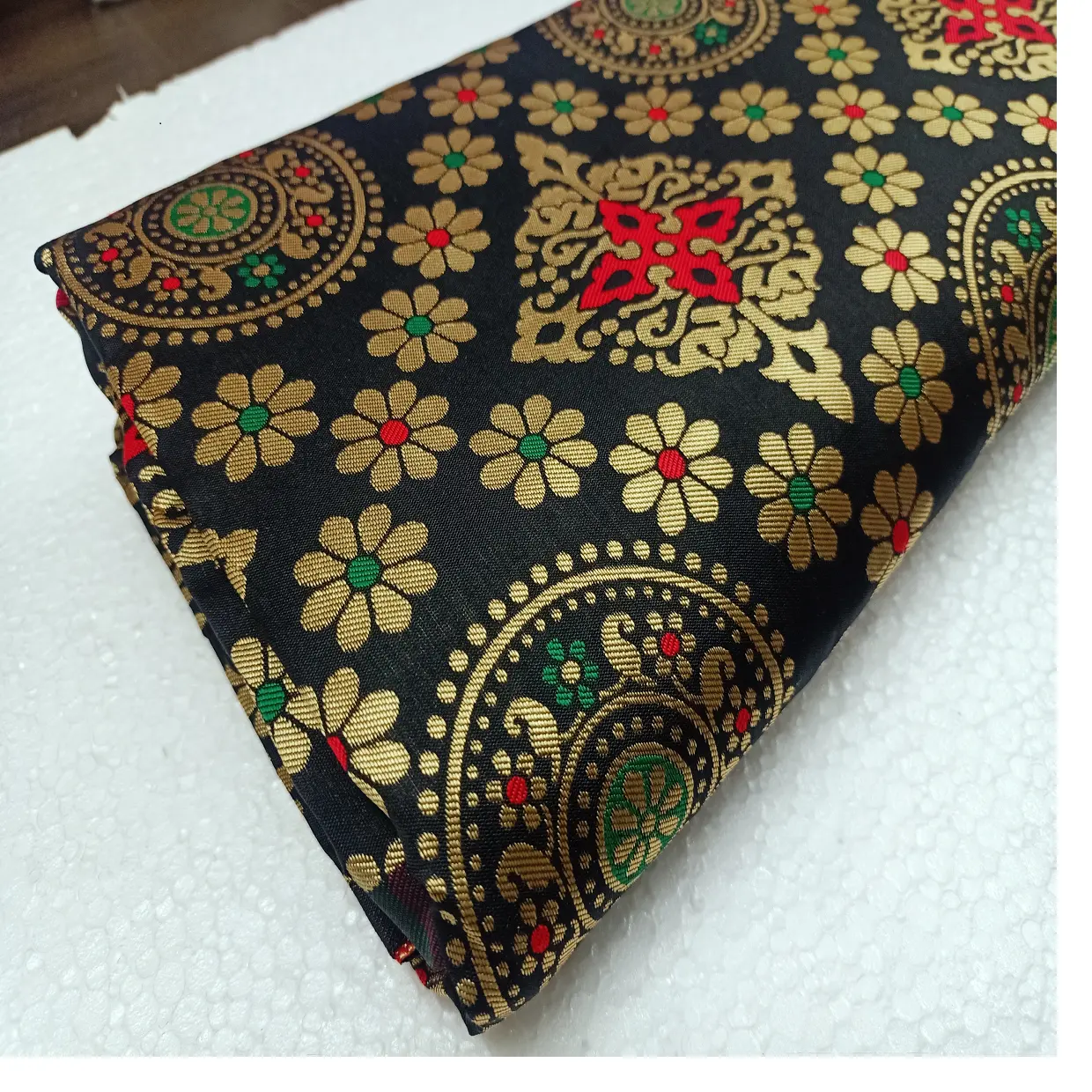 Разноцветные Шелковые ткани из парчи в красивом ассортименте цветочные узоры подходят для домашнего интерьера и дизайнеров одежды
