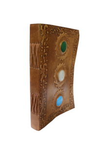 Cuaderno de cuero en relieve con tres piedras multicolores y cierre de botón, diario de cuero hecho a mano - Product Image 2
