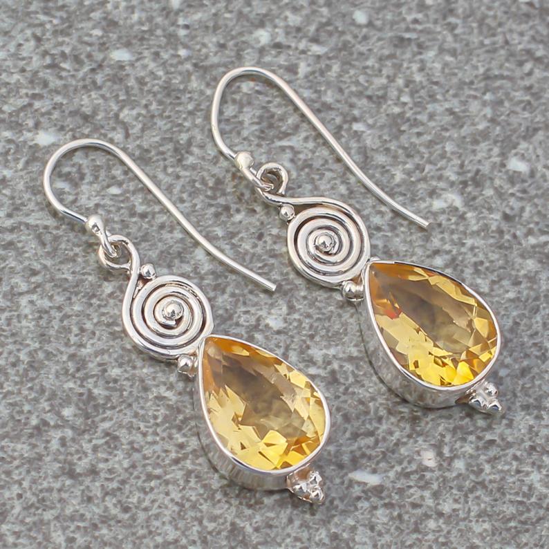 สีเหลือง