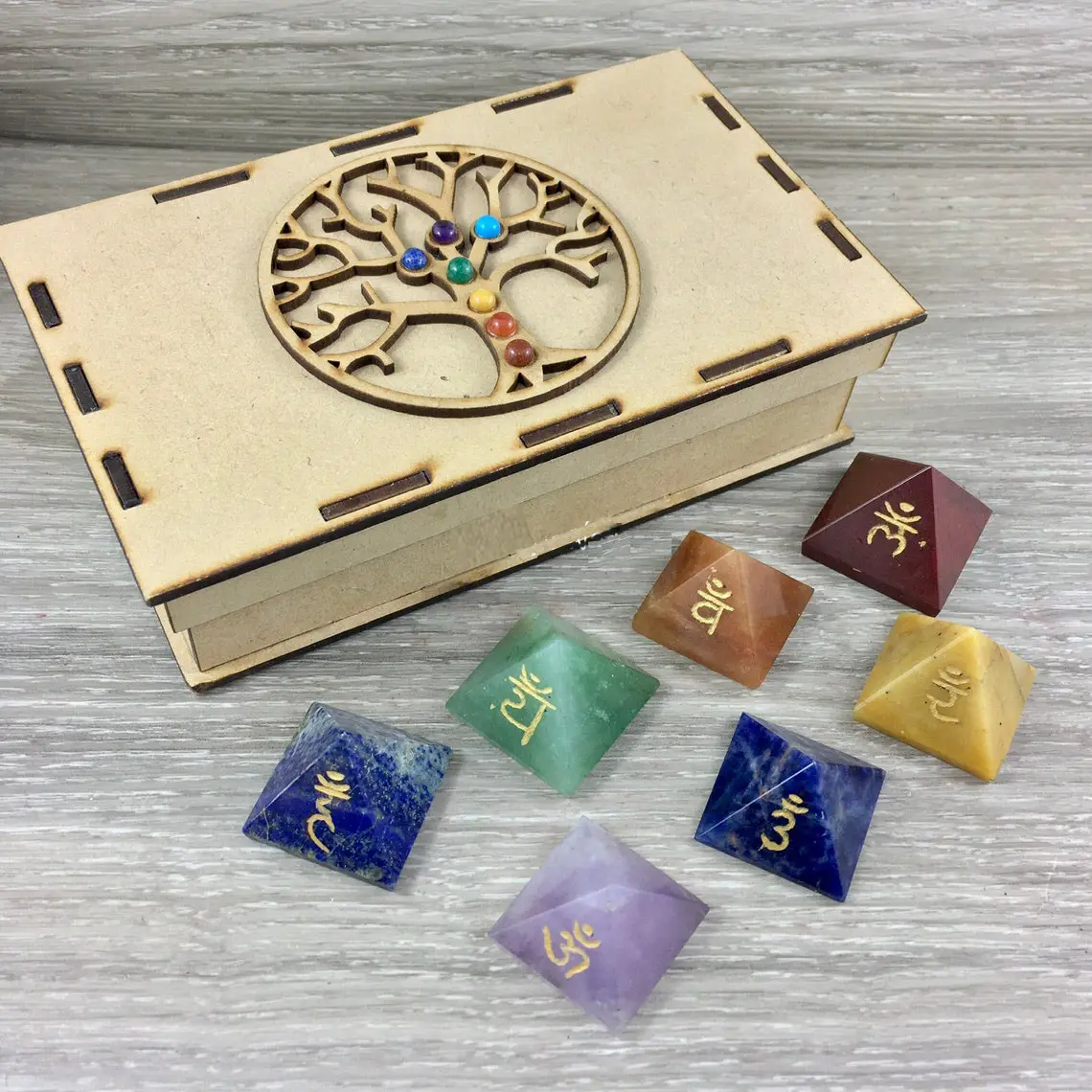 Seven chacra piramidal, símbolo de Reiki con caja de madera, conjunto de chakras que llama, juego de piedras, artesanía de cristal