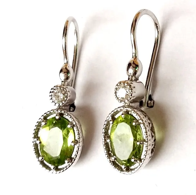 Boucles d'oreilles en argent sterling 925 avec péridot vert CZ coloré