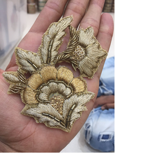衣料品デザイナーに適したさまざまなサイズとパターンのカスタムメイドの刺embroidered花アップリケ - Product Image 1