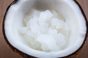 AUS GETROCKNETE KOKOSNUSS 2024
