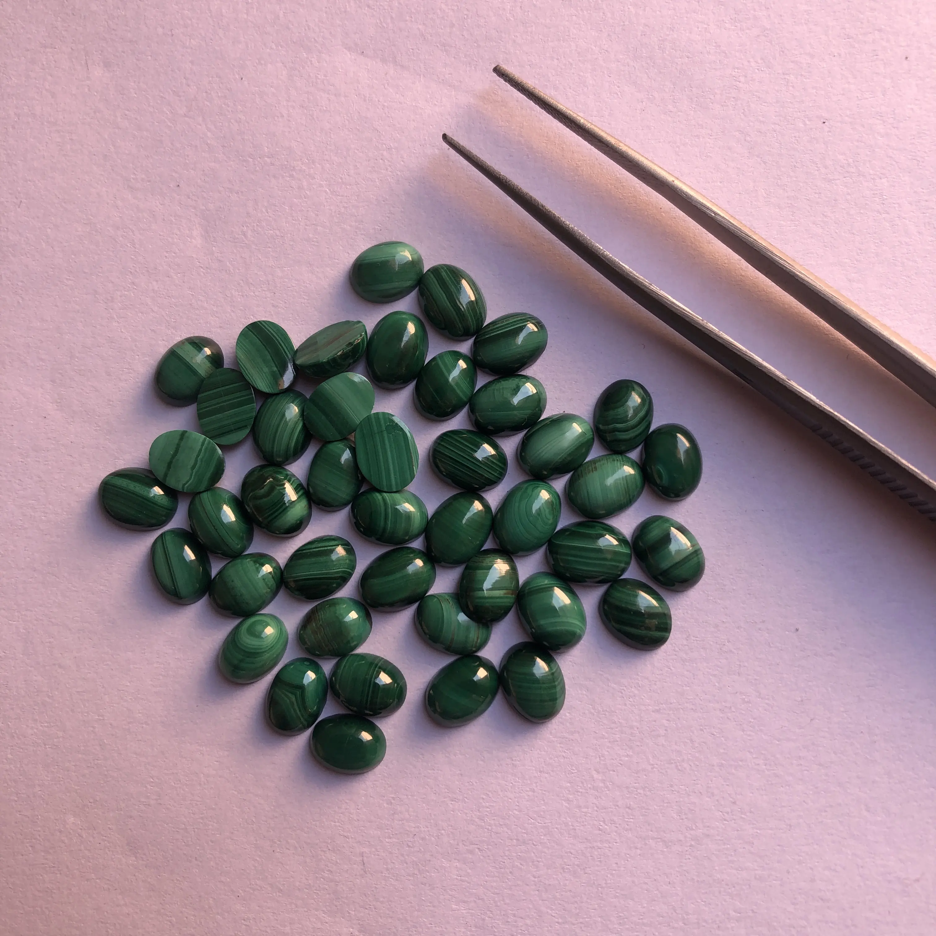 Натуральный зеленый малахитовый камень овальный кабошон свободный калиброванный драгоценный камень полудрагоценный ювелирный камень по оптовой цене