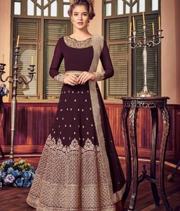 デュパッタと低価格の女性のための新しいデザイナーパキスタンとインドスタイルのパーティーウェアの重い刺Embroideryとシーケンスの仕事 - Product Image 1
