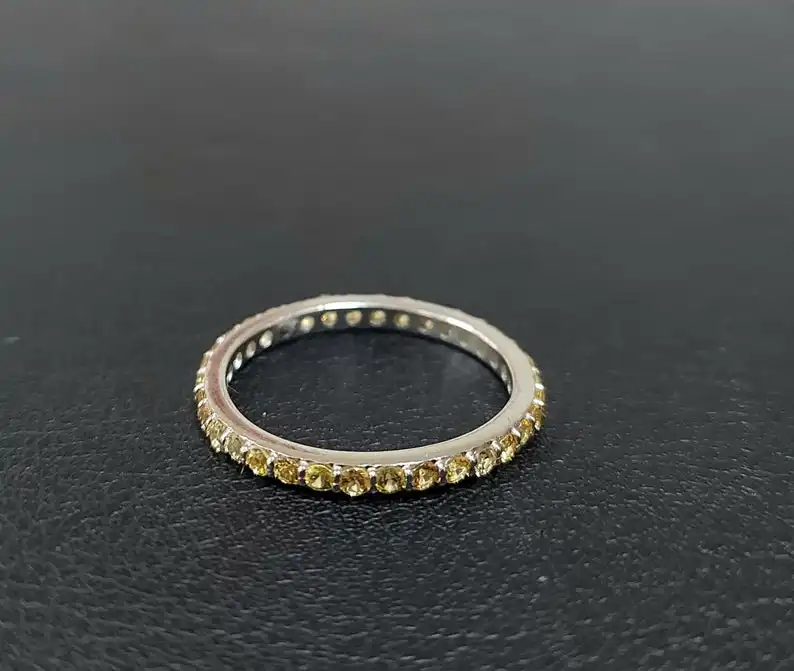 Кольцо из белого золота 18k с желтым сапфиром, тонкая лента