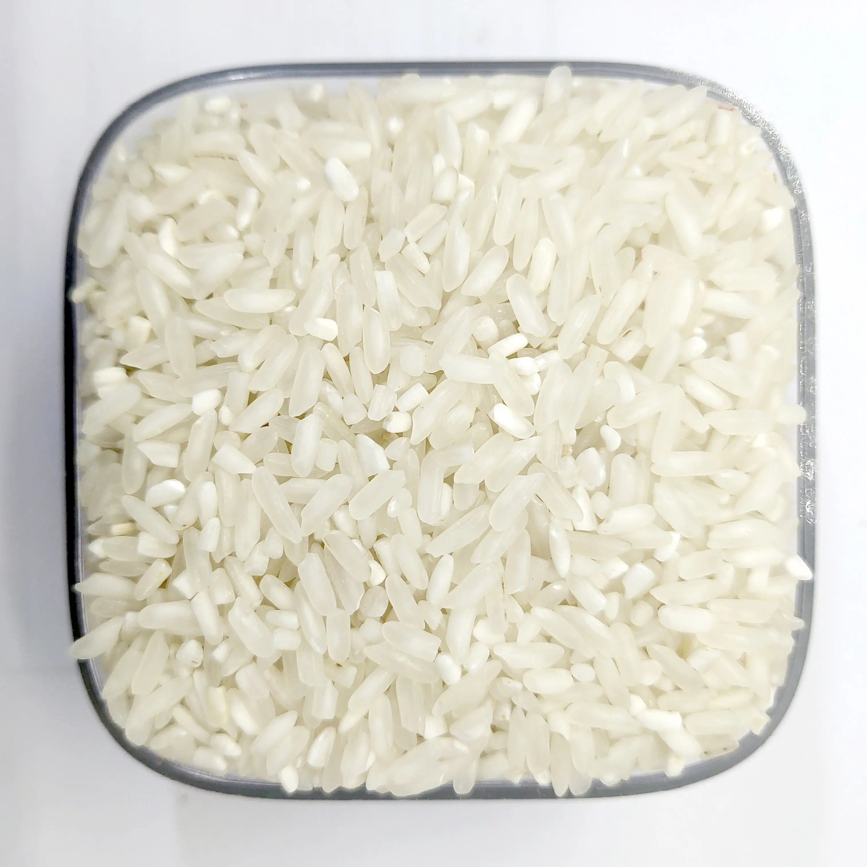 Imballaggio personalizzato e LOGO riso bianco a grana media 15% prodotti vietnamiti rotti prezzo dalla fabbrica di riso