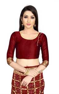 インドの美しい最新の伝統的な女性がデザイナーバンダニで働いたバンダニスタイルのサリーを着用