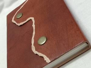 綿の手作り紙を使用して作られたボタンダウンフラップ付きのアフリカ大陸風のカバーを備えたアフリカのテーマレザージャーナル - Product Image 2