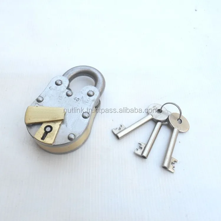 قفل معدني مع مفاتيح من الكاتراز, قفل معدني يحتوي على مفاتيح ، يحتوي على أقفال معدنية شديدة التحمل ، كما يحتوي على مفاتيح وأجنحة للسجنات بتصميم عتيق