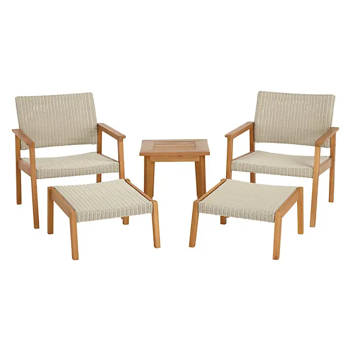 Cadeiras e mesas do pátio da conversação