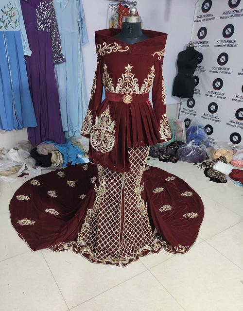 สีแดงเข้ม