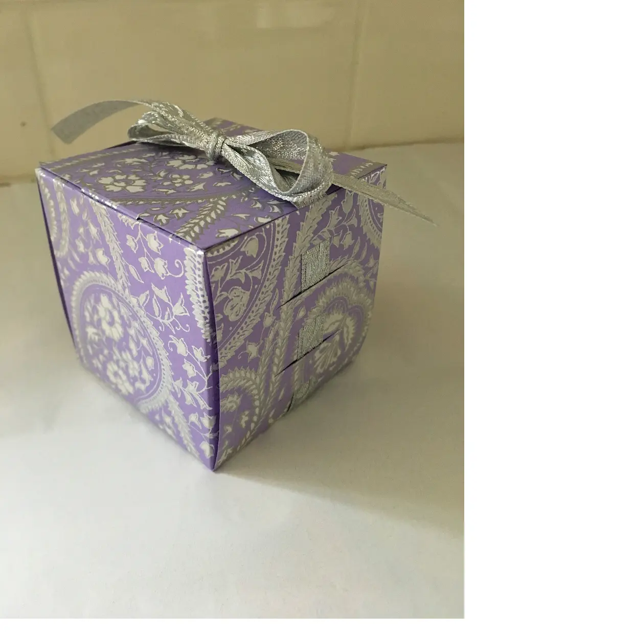 Cajas de recuerdo hechas a medida, color púrpura con impresión de pantalla de seda plateada con Lazo de cinta, adecuadas para usar como recuerdo de boda