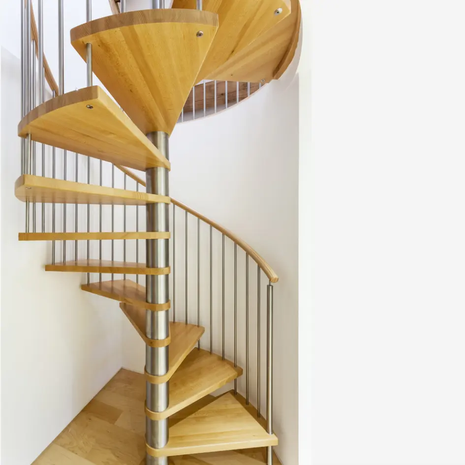Внутренняя чердачная дубовая лестница, деревянные ступени, внутренняя винтовая лестница/Лестница/лестница