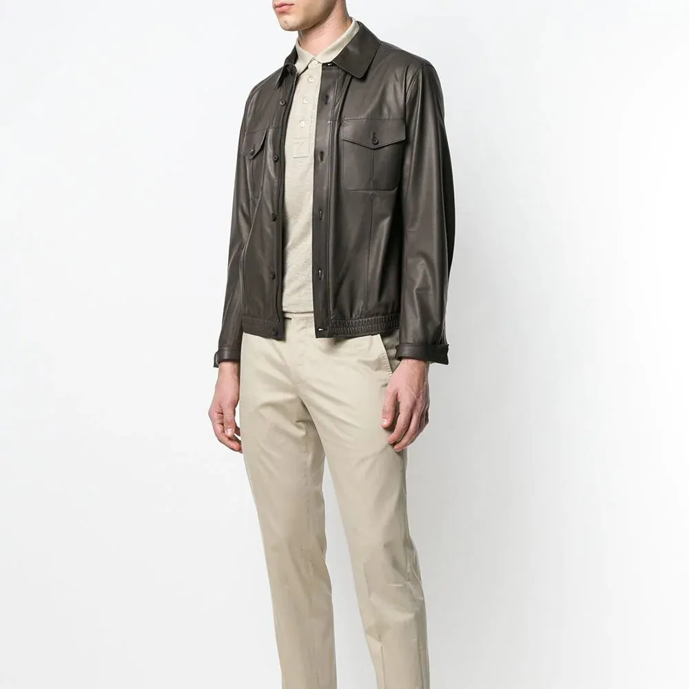 Veste chemise en cuir de veau marron col classique fermeture à bouton sur le devant deux poches poitrine vestes stylées