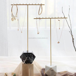 Phong cách hiện đại dây kim loại trang sức hiển thị đứng dứa hình với vàng sơn tĩnh điện hoàn thiện thiết kế độc đáo cho tổ chức - Product Image 3