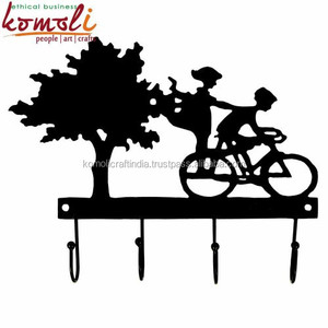 子供と自転車のシルエットデザインの鉄板キーとコートハンガー