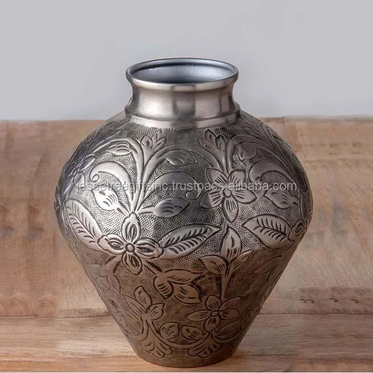Vaso di fiori di lusso fatto a mano in lamiera con finitura in argento antico con disegno floreale in rilievo forma rotonda per la decorazione domestica