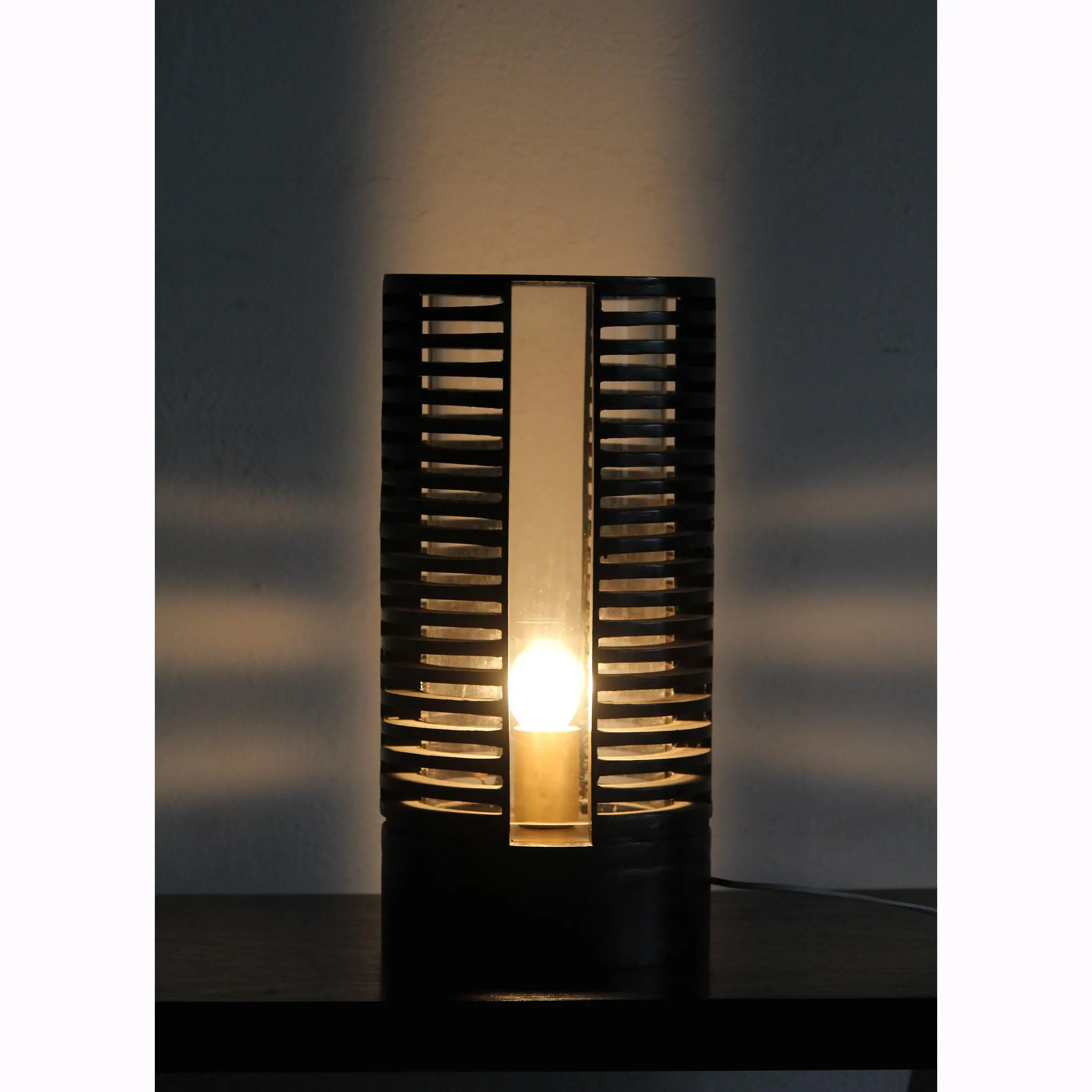 Black Gloss Mdf Hout Grill Type Elektrische Tafellamp Met Lampenkap Voor Home Office Restaurants