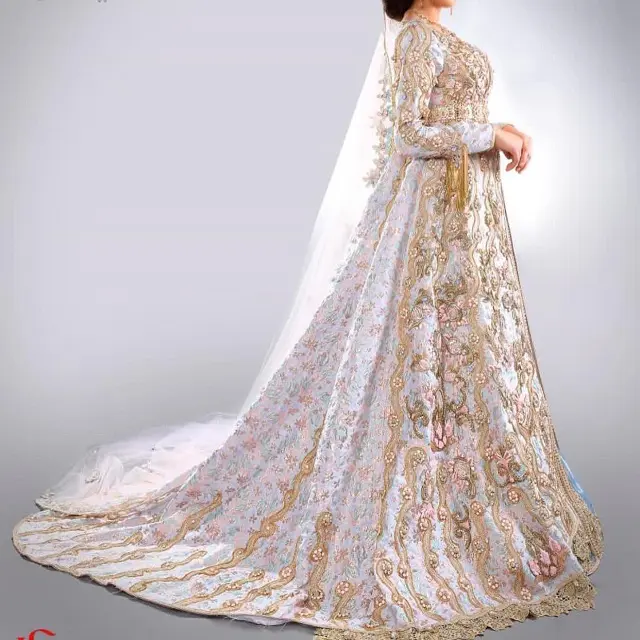 Caftan marocain de mariage très riche pour brocart de mariée musulmane broderie à la main impressionnante