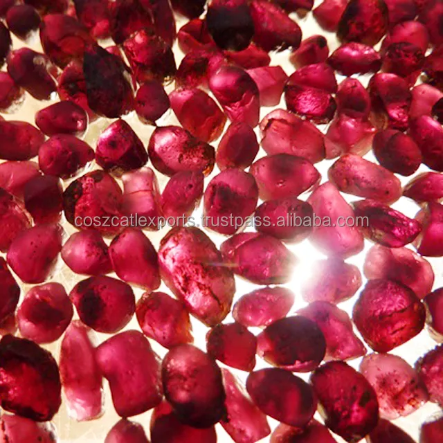 Coszcalt esporta pietra preziosa di granato rosso grezzo di cristallo di alta qualità viola