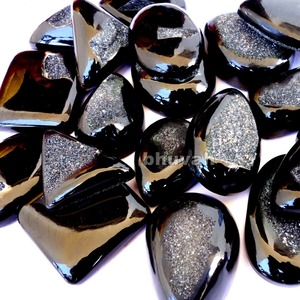 אבן חן הסיטונאי הרבה לערבב אמיתי cabochon שחור אגרט