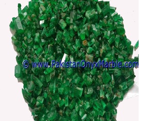 พลอยแร่สีเขียวมรกตเจียระไนแบบหยาบ - Product Image 5