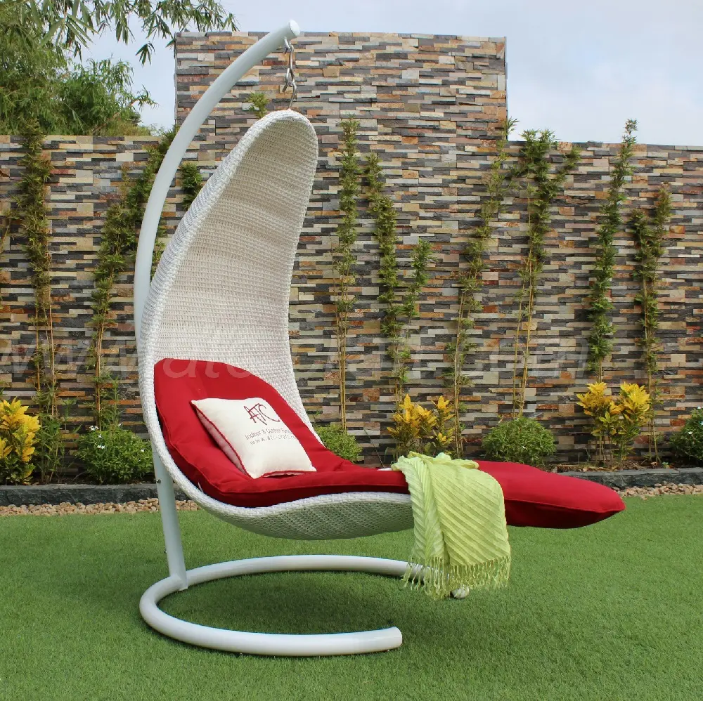 Klassischer Rattan-Ei-Schaukel stuhl aus Polyethylen für Gartenpatio-Korb möbel im Freien