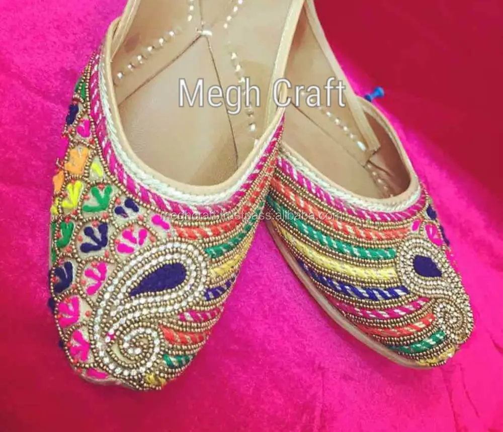 Çok renkli düğün kıyafeti Juti-hint moda tasarımcısı deri Khussa Jutti - 2018 son tasarımlar işlemeli chappal-daireler