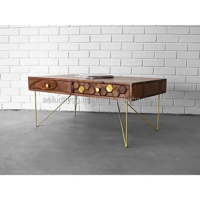 Retro industrieller Couch tisch mit goldenen Beinen