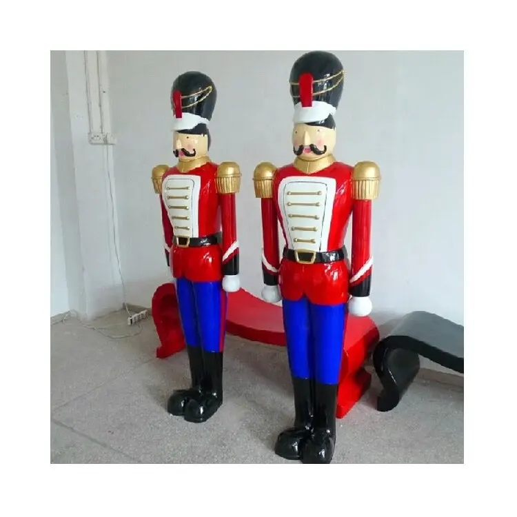 2024 gran Navidad al aire libre pingüino juguete soldado decoración Venta caliente tamaño real Cascanueces hecho de fibra de vidrio diseño pintura