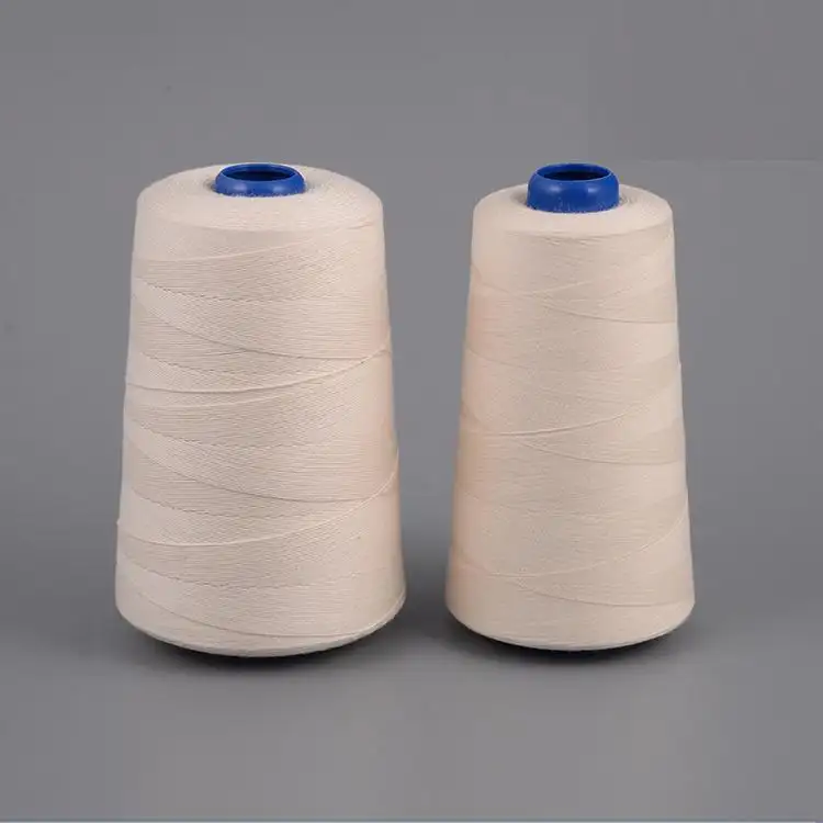 綿100% のミシン糸で、厚く薄い生の白い綿糸を染めます