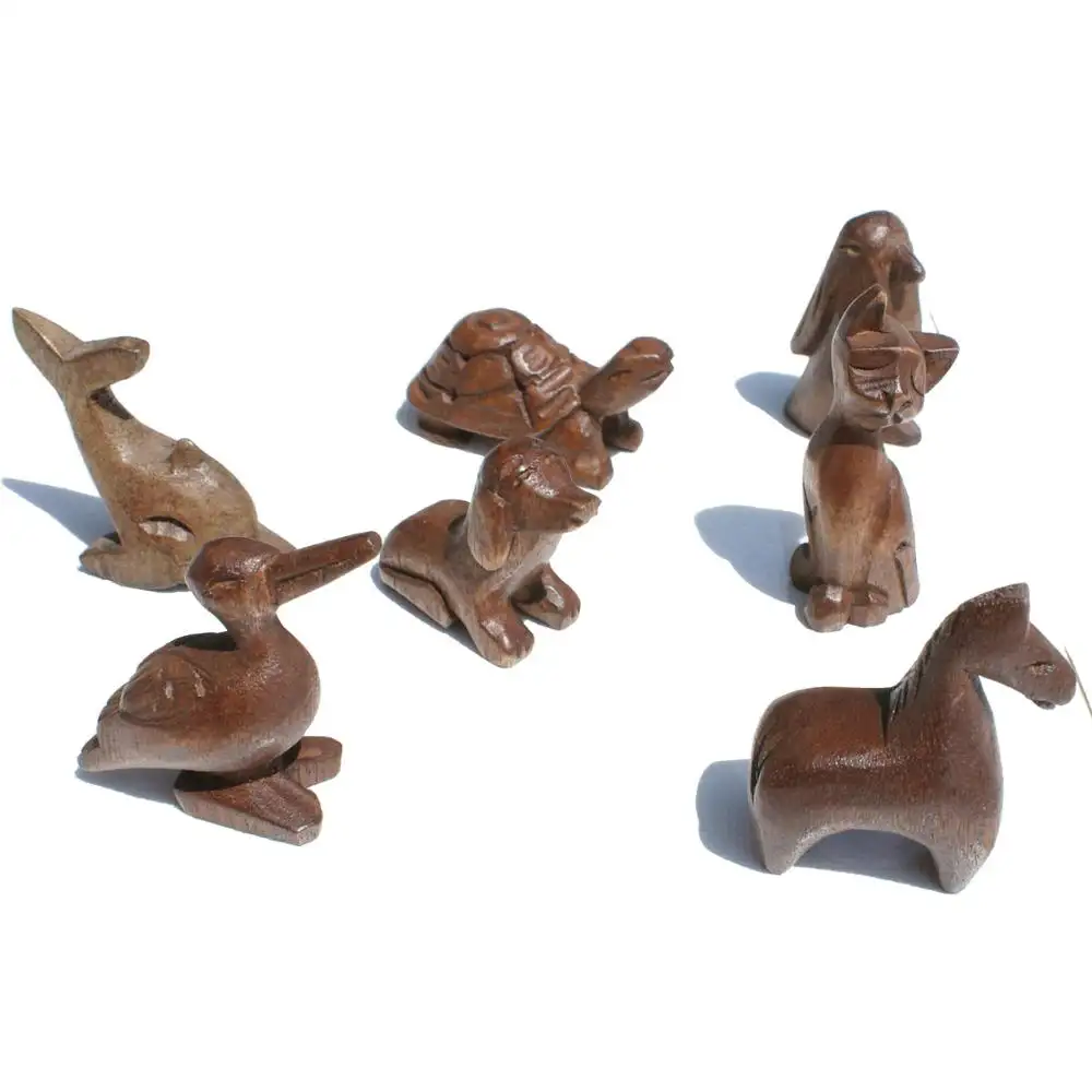 Tallas de madera de animales, hechas a mano pequeñas estatuas de madera a la venta de diferentes animales, Perú