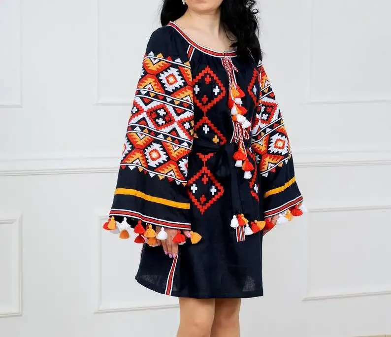 100% lin Neuf Corail Brodé Ukrainienne Robe décoration sur la robe est utilisé lacets et ceinture Semble Incroyable