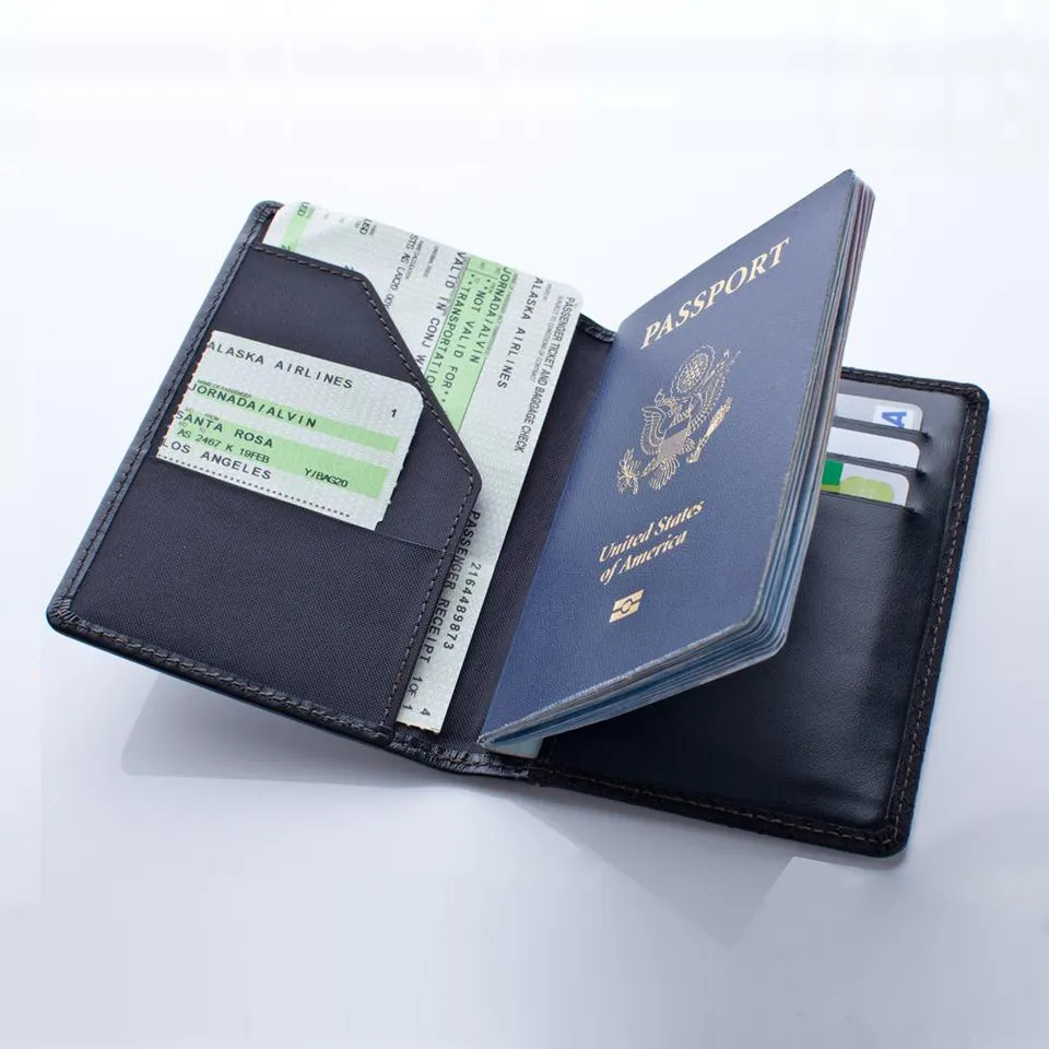 اشتر غطاء جواز سفر من الجلد الطبيعي عالي الجودة مريح للسفر الدولي مع 3 فتحات للبطاقات وحامل بطاقات وجواز سفر