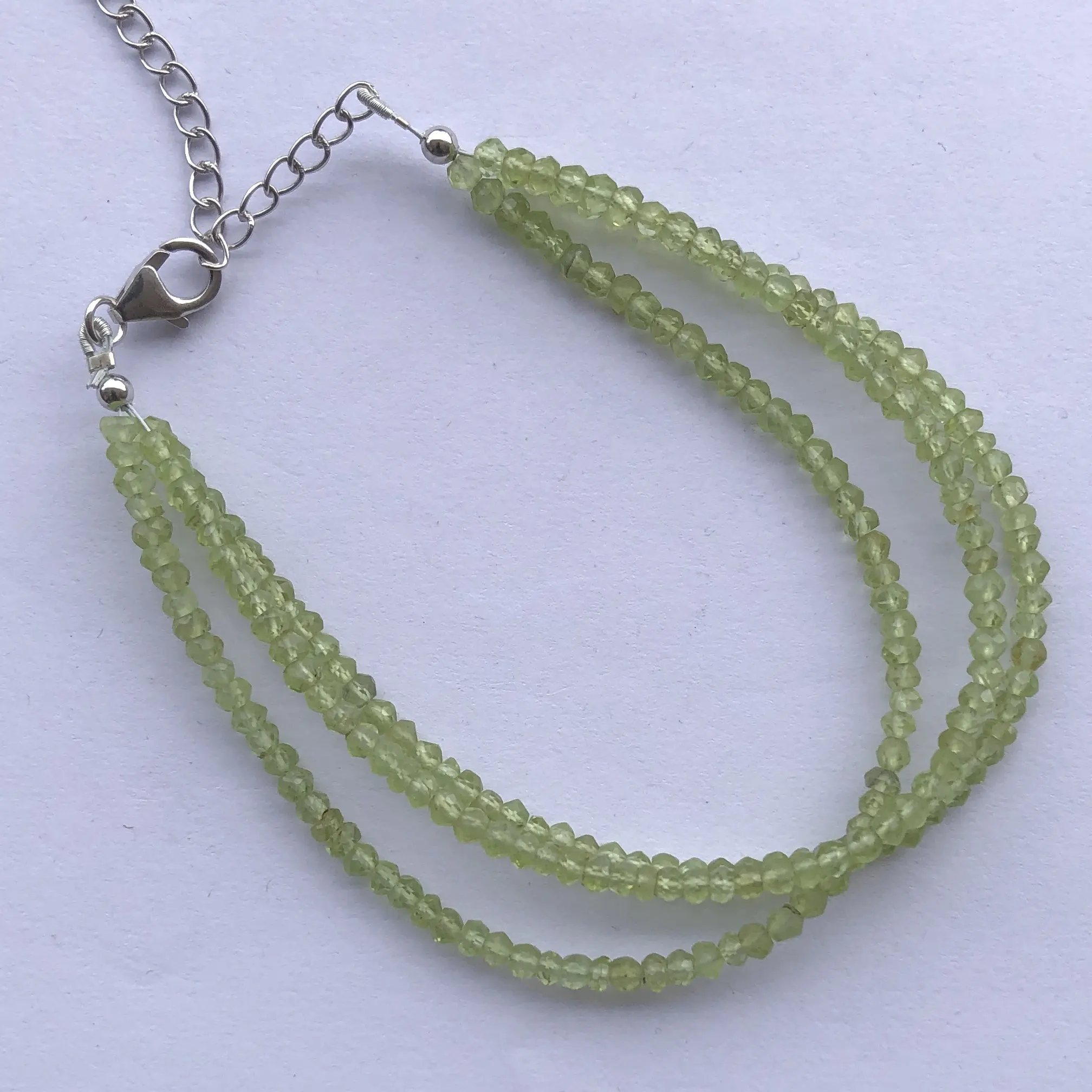 Halbedelbar Naturgrün Peridot-Stein faceted Perlen-Armbänder mit 925-Silber-Schleife halbedelhafter Schmuckhersteller kaufen