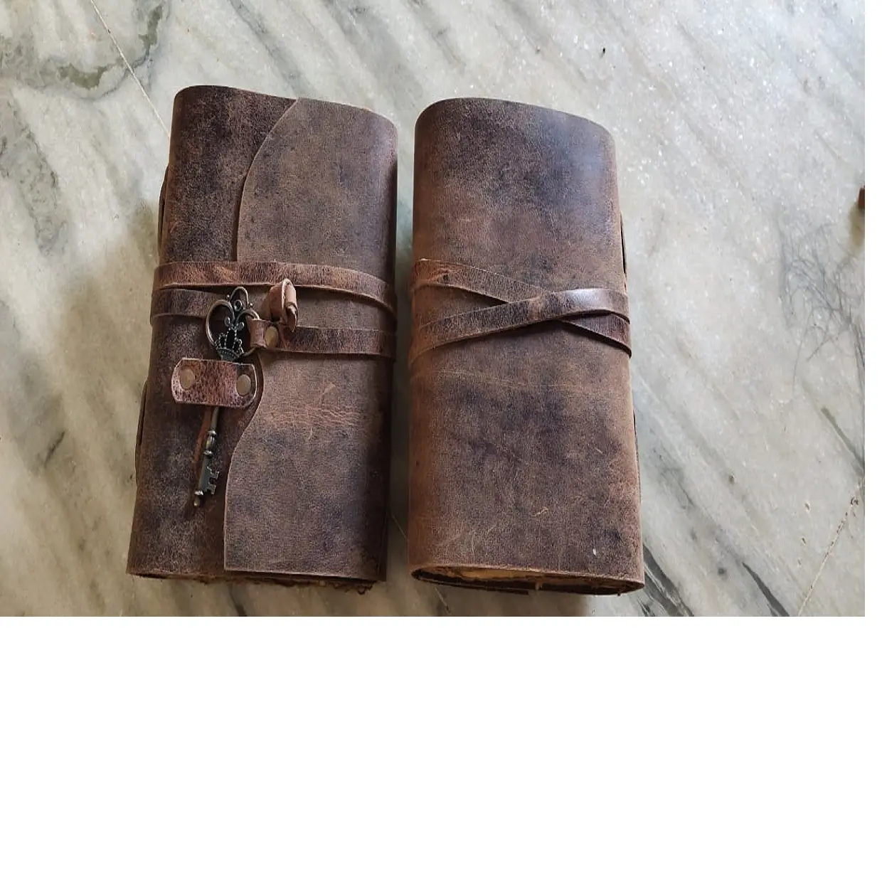 Diarios de cuero hechos a medida, con adorno de llaves y patrón de relieve de brújula, hechos a mano con aspecto antiguo