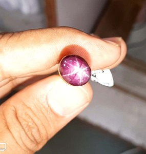 Schöne rote Farbe Star Ruby Six Line Mix Cabochon Glatter loser Edelstein für Schmuck - Product Image 1