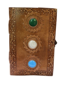 Cuaderno de cuero en relieve con tres piedras multicolores y cierre de botón, diario de cuero hecho a mano - Product Image 1