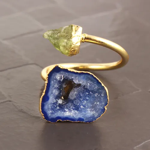 Anel boho com pedra preciosa geodo azul natural, anel artesanal com galvanização, em latão 24k