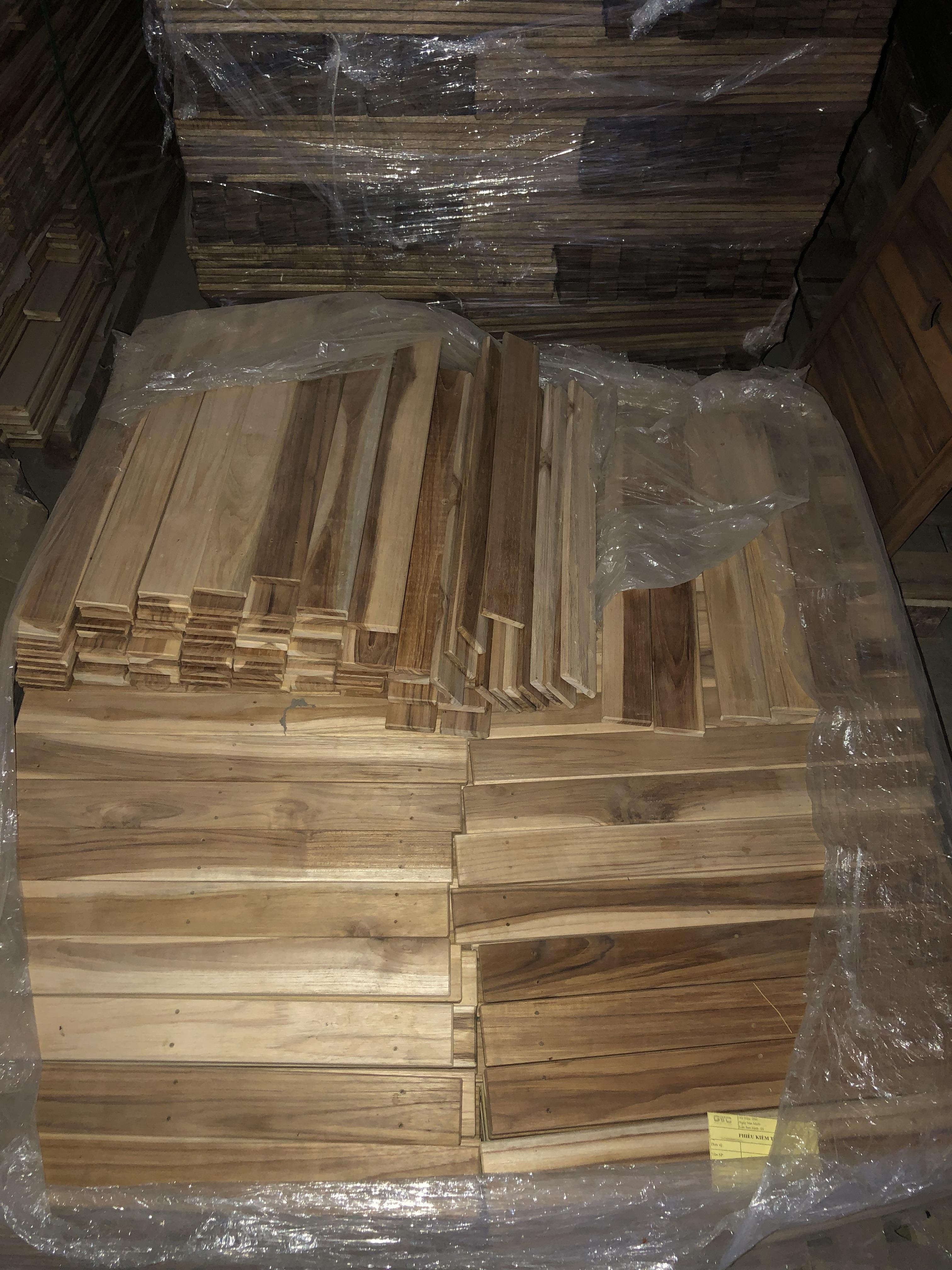 ไม้ธรรมชาติสีน้ำตาล