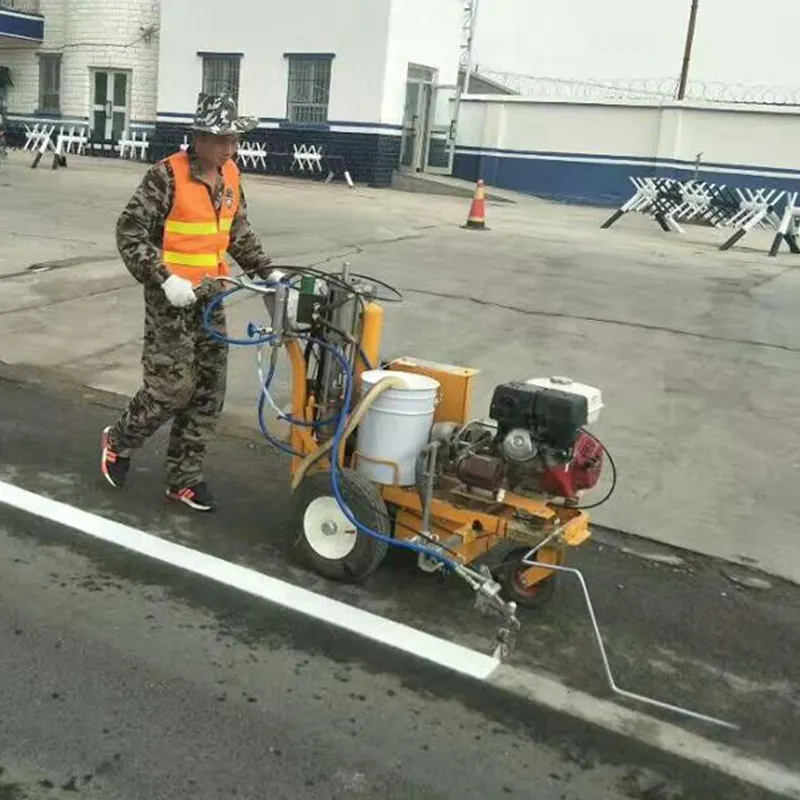 Macchina semovente per segnaletica stradale semovente per la manutenzione della pavimentazione rapida e liscia