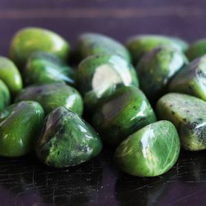หยกสีเขียวหิน TUMBLED/คริสตัลธรรมชาติหยกขัดหินโมรา TUMBLES/ขายส่งหยกหยกหยกเกลือกกลิ้งหิน
