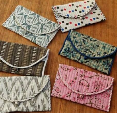 สีดำสีกากี