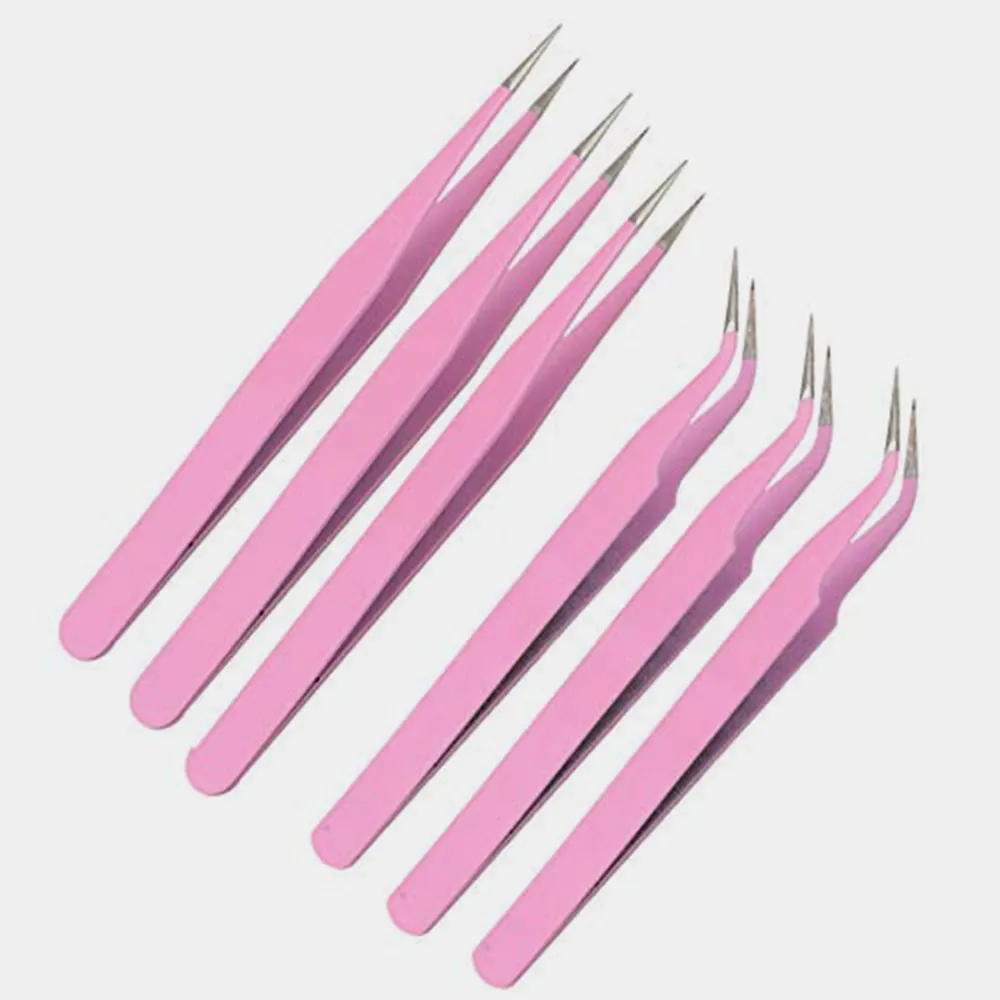 女性はピンクの先のとがったピンセットを使用しますステンレス鋼まつげピンセットまつげエクステンションストレートまたはカーブまたはボリュームステンレススチール