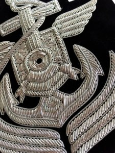 El yapımı büyük boy çapa şekli rozeti 3D işlemeli Goldwork Logo kumaş spor tarzı külçe tel nakış PVC malzeme - Product Image 4
