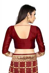 インドの美しい最新の伝統的な女性がデザイナーバンダニで働いたバンダニスタイルのサリーを着用
