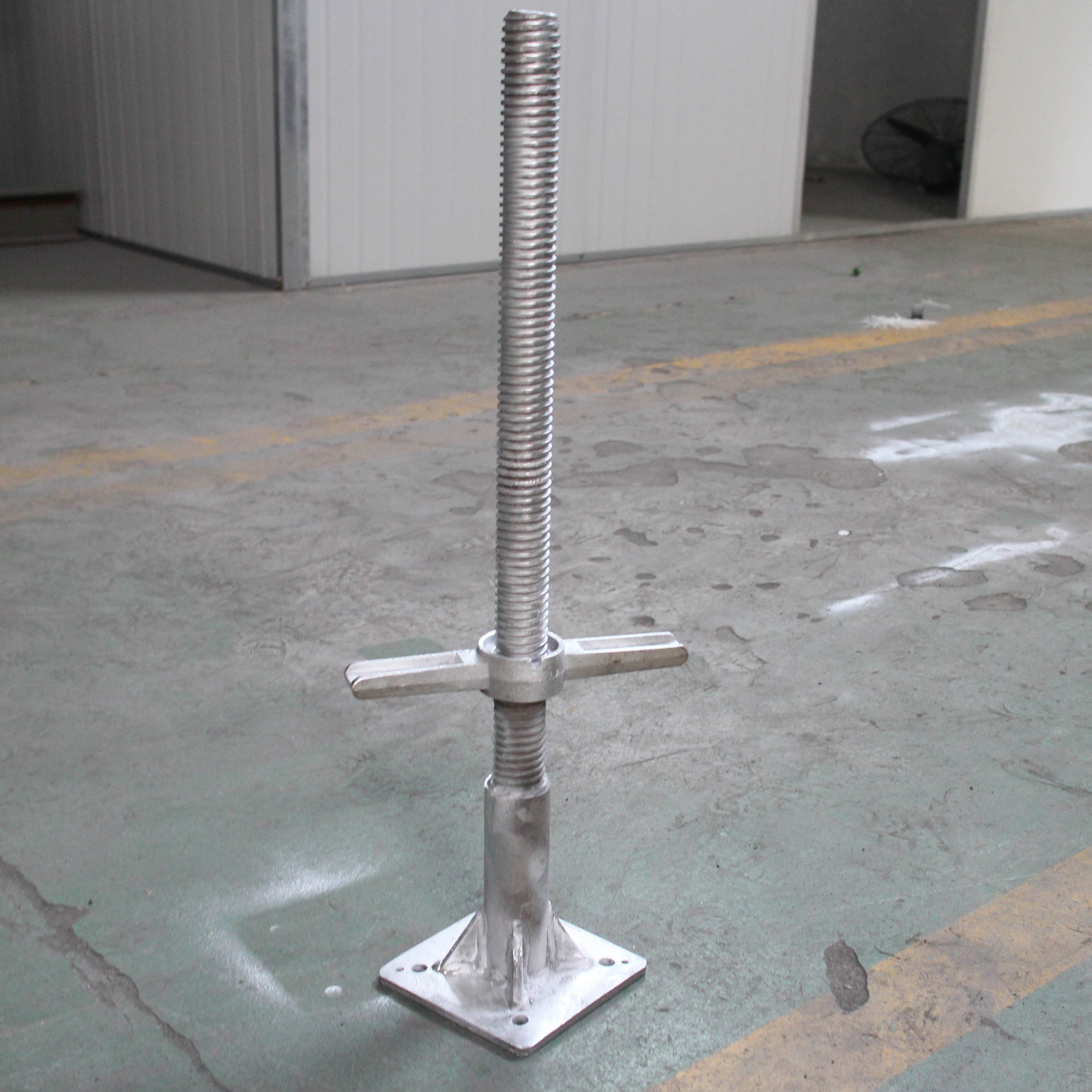Опора винтовая домкрат для строительных лесов. Винтовая опорная пята 0. Опора для вышки винтовая съемная в комплекте с болтами. Опора для хомутовых лесов. Jack base - винтовая опора (домкрат) - 500 мм (5х120х120).